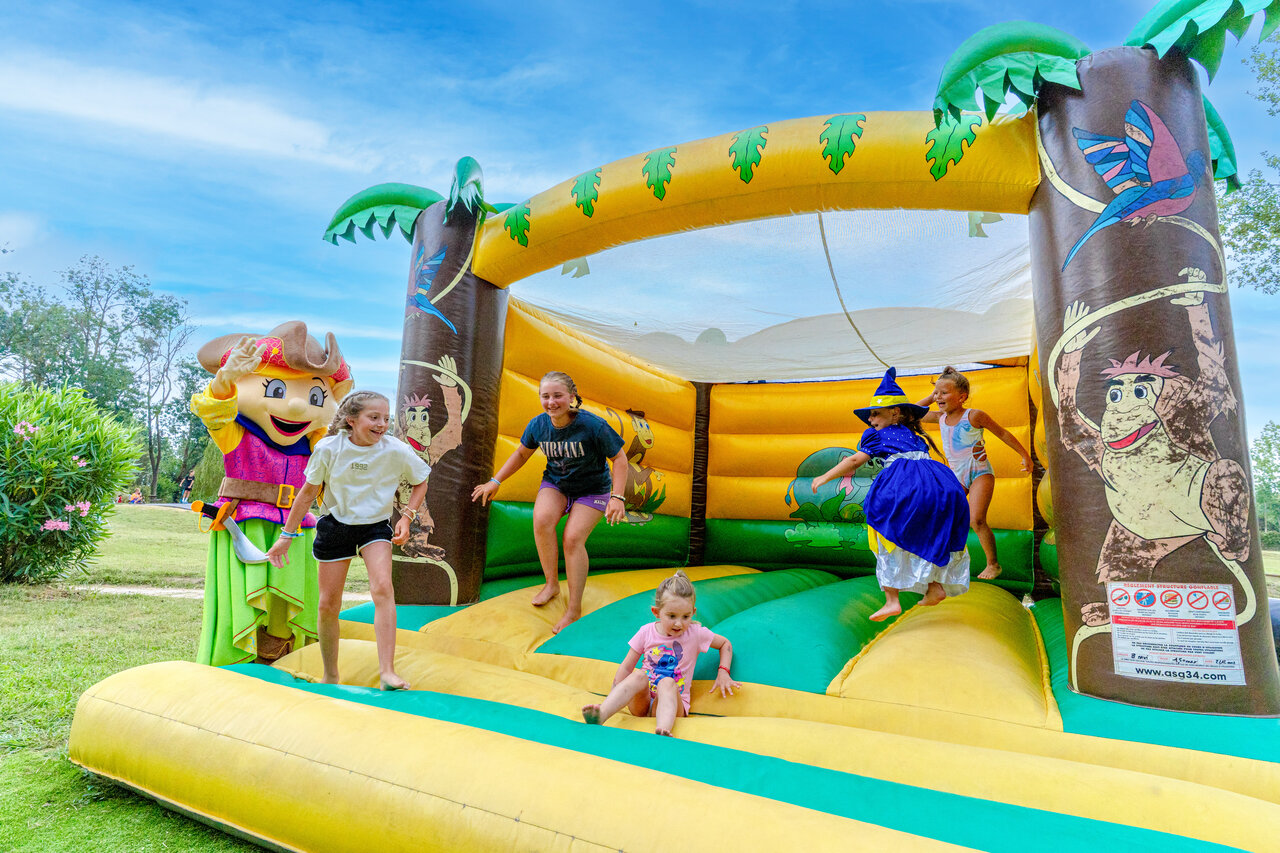 Ch�teau gonflable avec enfants et mascotte au camping CAPFUN Mael � ARGELES SUR MER (66).
