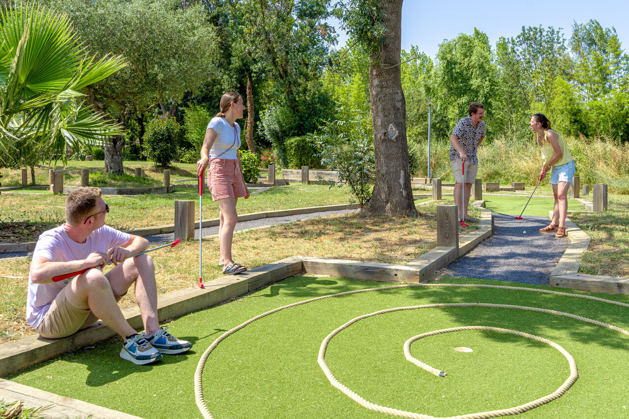 Famille s'amusant au mini-golf au camping CAPFUN Mael � ARGELES SUR MER (66).