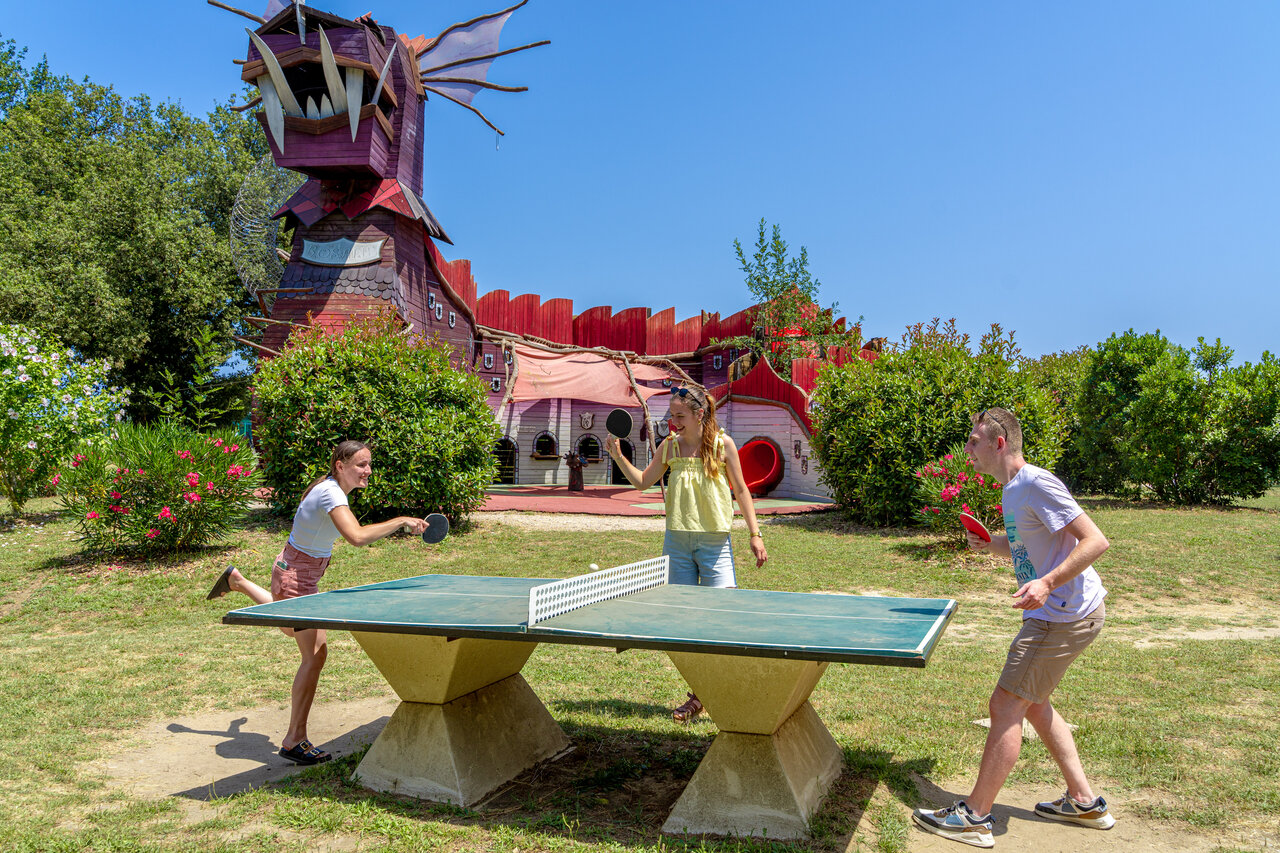 Jeux de ping-pong et structure dragon au camping CAPFUN Mael � ARGELES SUR MER (66).