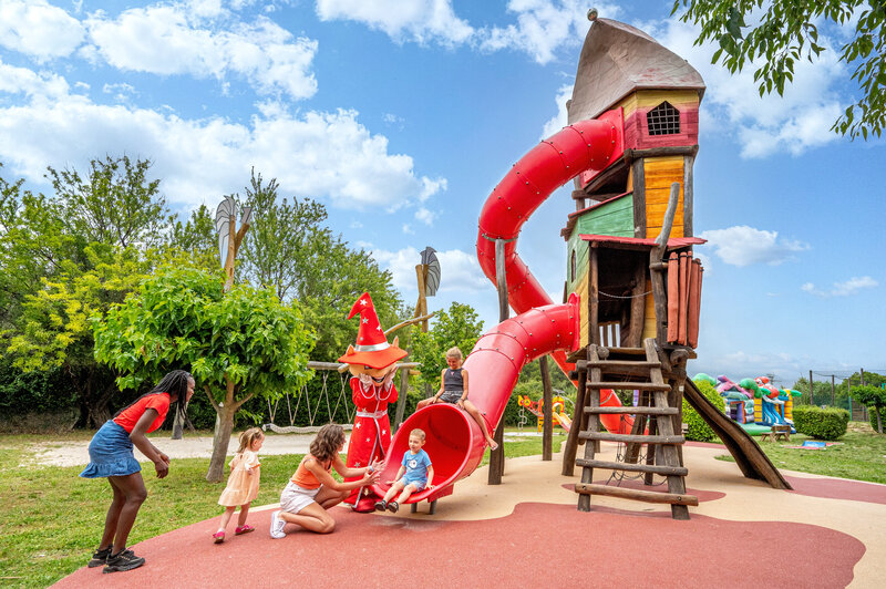 Jeu Carabouille - Toboggan g�ant et aire de jeux avec enfants et mascotte au camping CAPFUN Malissonne � LA CADIERE D'AZUR (83).