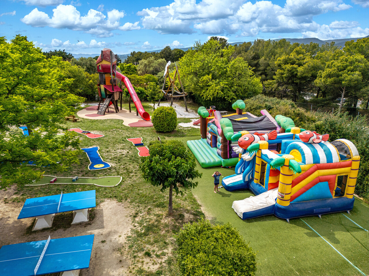 Toboggan, structures gonflables, mini-golf et ping-pong au camping CAPFUN Malissonne � LA CADIERE D'AZUR.