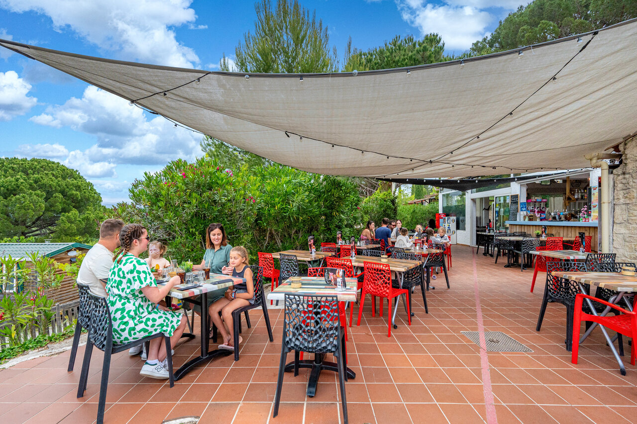 Terrasse de restaurant ombrag�e avec familles et bar au camping CAPFUN Malissonne � LA CADIERE D'AZUR (83)