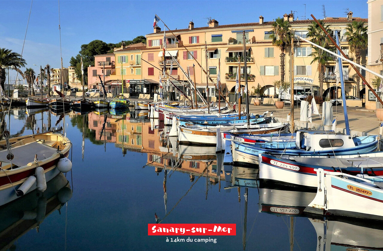 Port de Sanary-sur-Mer avec bateaux traditionnels et fa�ades color�es, � visiter.