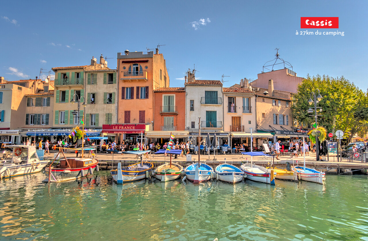 Port de Cassis, maisons color�es et bateaux de p�che en Provence-Alpes-C�te d'Azur.