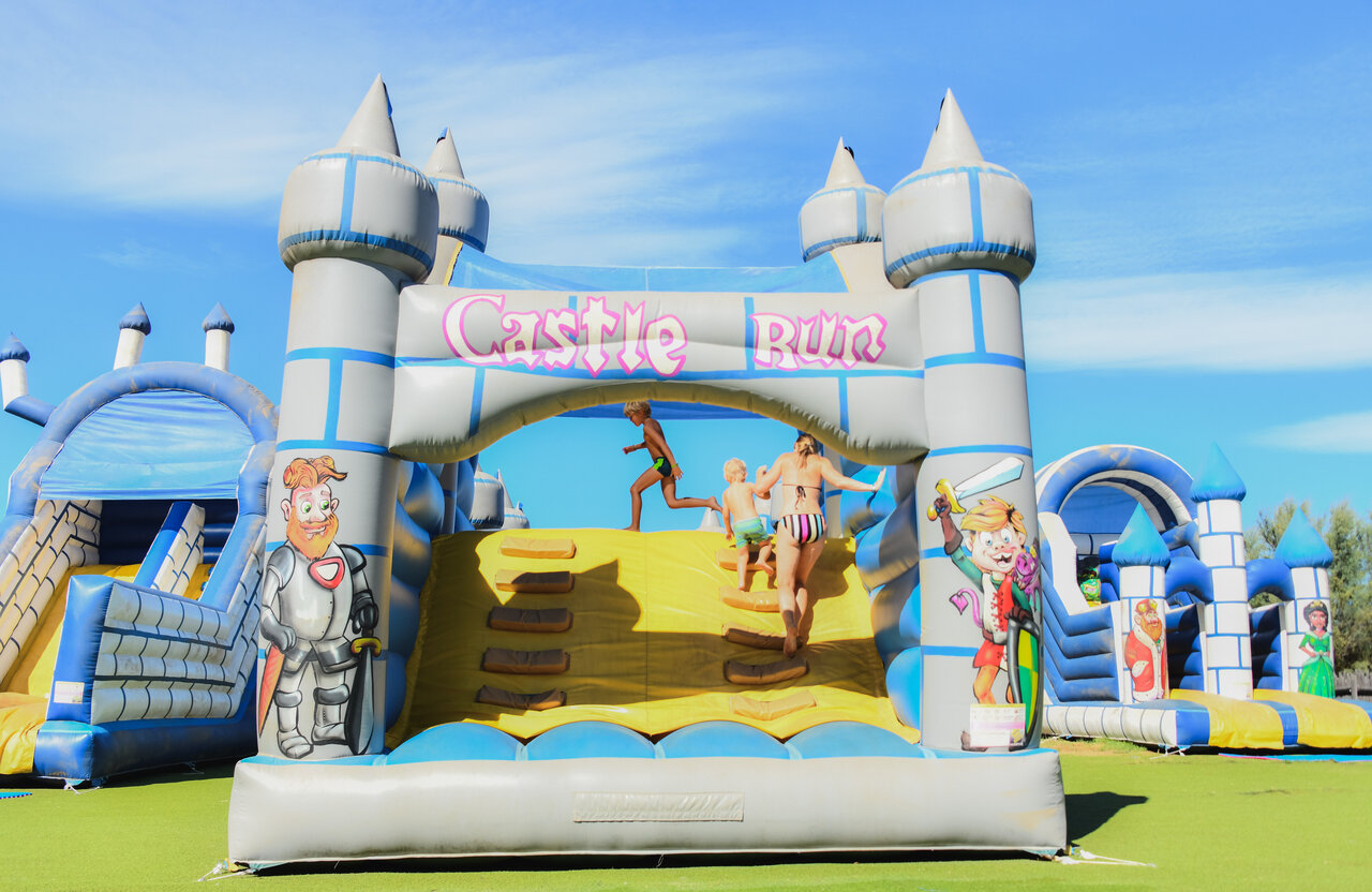 Parcours gonflable Castle Run pour tous au camping CAPFUN Marina d'Al�ria � Aleria (20).