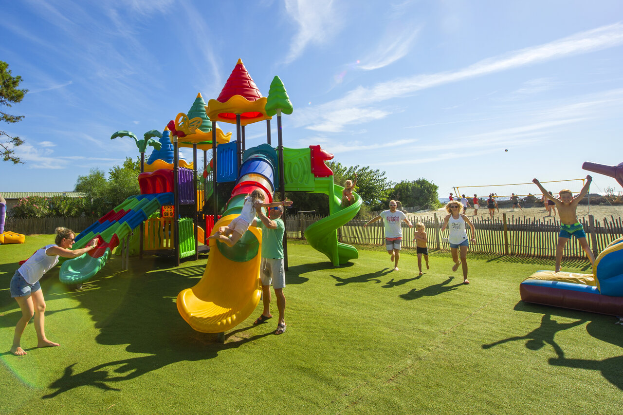 Aire de jeux color�e, toboggans, familles, plage, camping CAPFUN Marina d'Al�ria � Aleria.