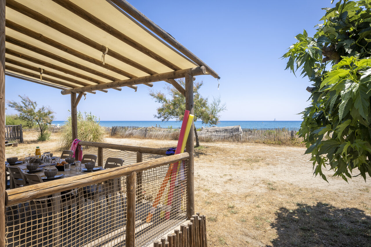 Terrasse am�nag�e de Mobil-home avec vue mer au camping CAPFUN Marina d'Al�ria � Aleria (20).