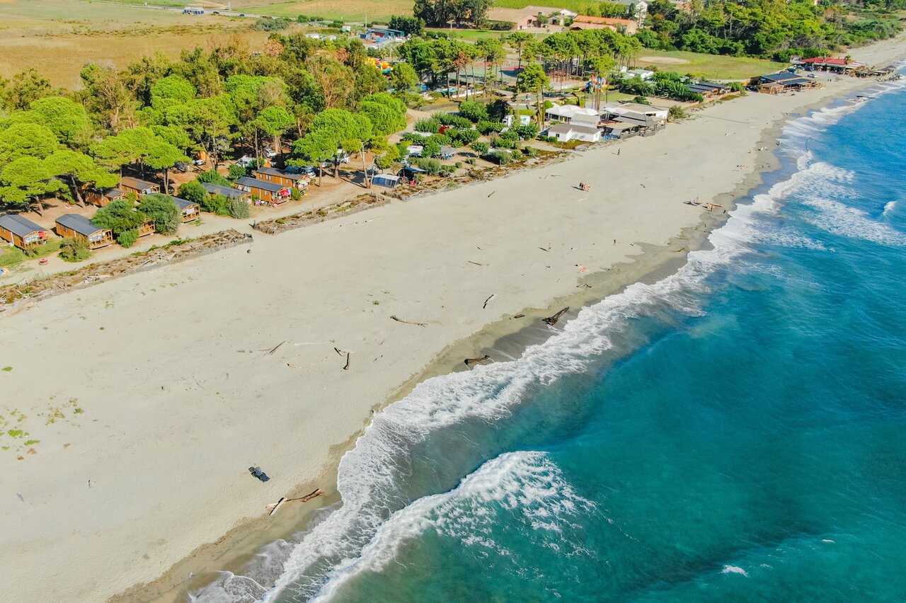 Plage de sable, mer turquoise, Mobil-homes au camping CAPFUN Marina d'Al�ria.