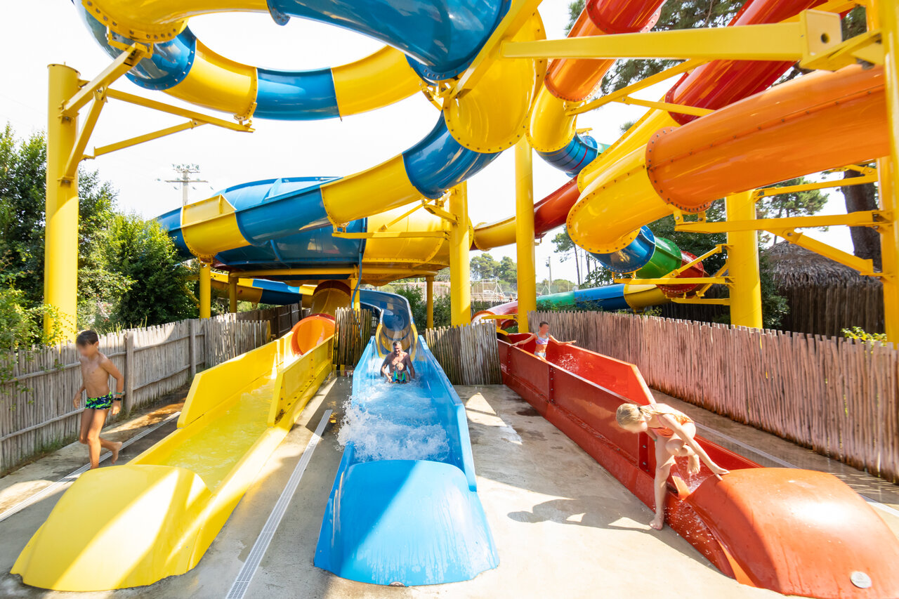 Enfants sur toboggans aquatiques color�s au camping CAPFUN Marina d'Al�ria � Aleria (20).