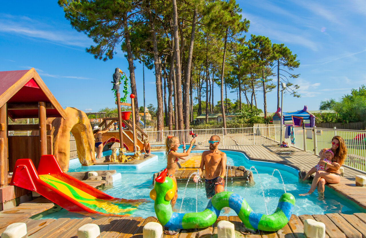 Piscine ludique, toboggan et jeux d'eau au camping CAPFUN Marina d'Al�ria � Aleria (20).