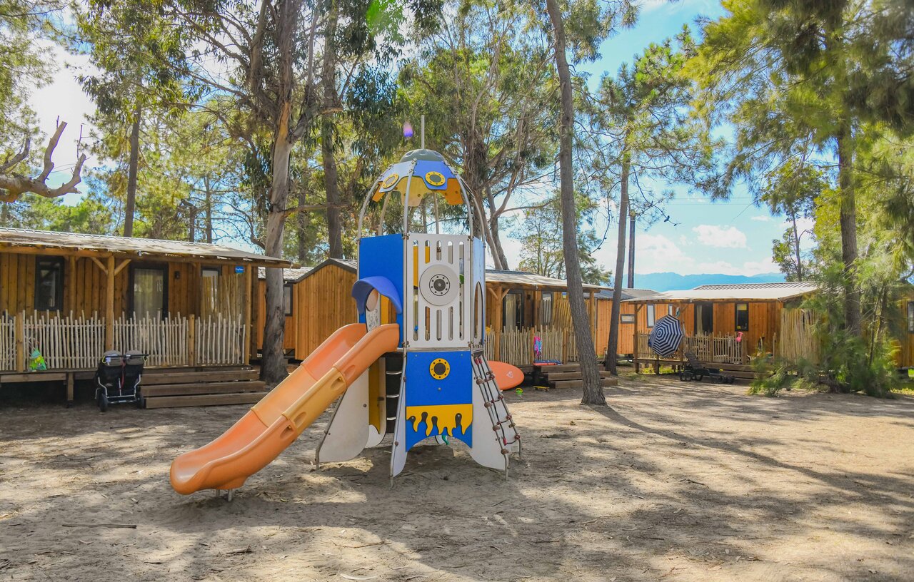 Aire de jeux pour enfants avec toboggan et Mobil-homes au camping CAPFUN Marina d'Al�ria � Aleria (20).