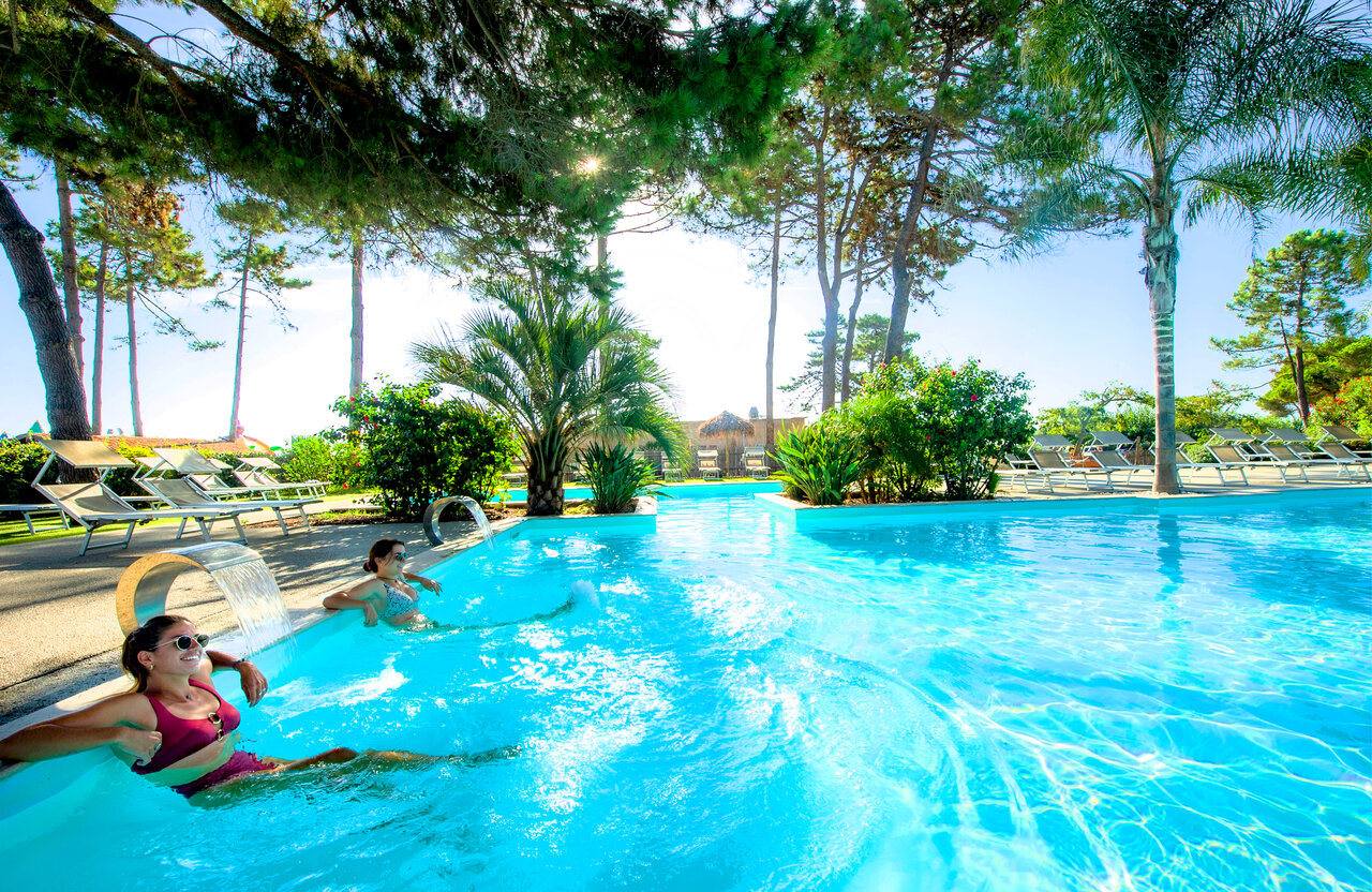 Piscine ext�rieure avec jets d'eau et transats au camping CAPFUN Marina d'Al�ria � Aleria (20).