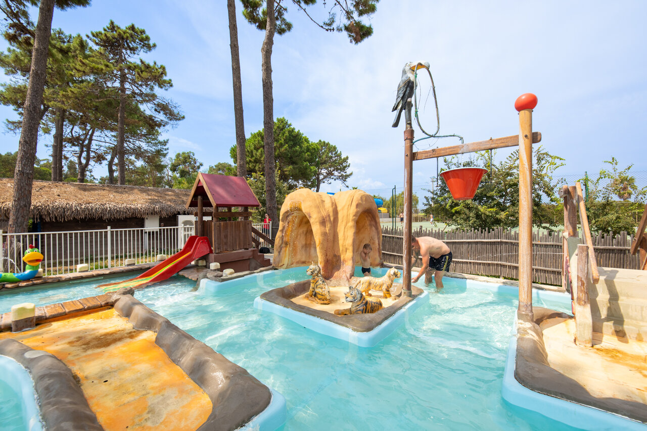 Piscine enfants, toboggan au camping CAPFUN Marina d'Al�ria � Aleria (20).