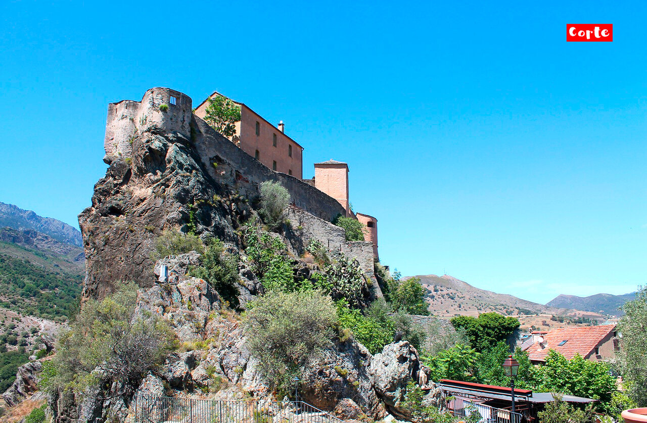 Citadelle historique de Corte, un lieu � visiter pr�s du camping en Corse.