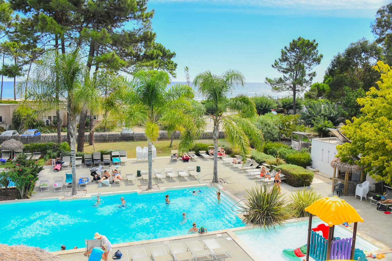 Piscine ext�rieure, jeux aquatiques et plage au camping CAPFUN Marina d'Al�ria � Aleria (20).