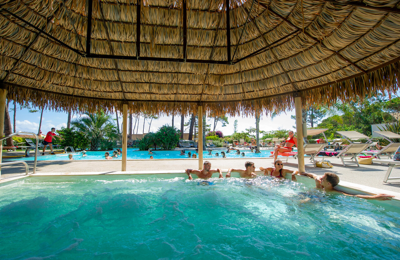 Jacuzzi sous paillote, piscine ext�rieure au camping CAPFUN Marina d'Al�ria � Aleria (20).