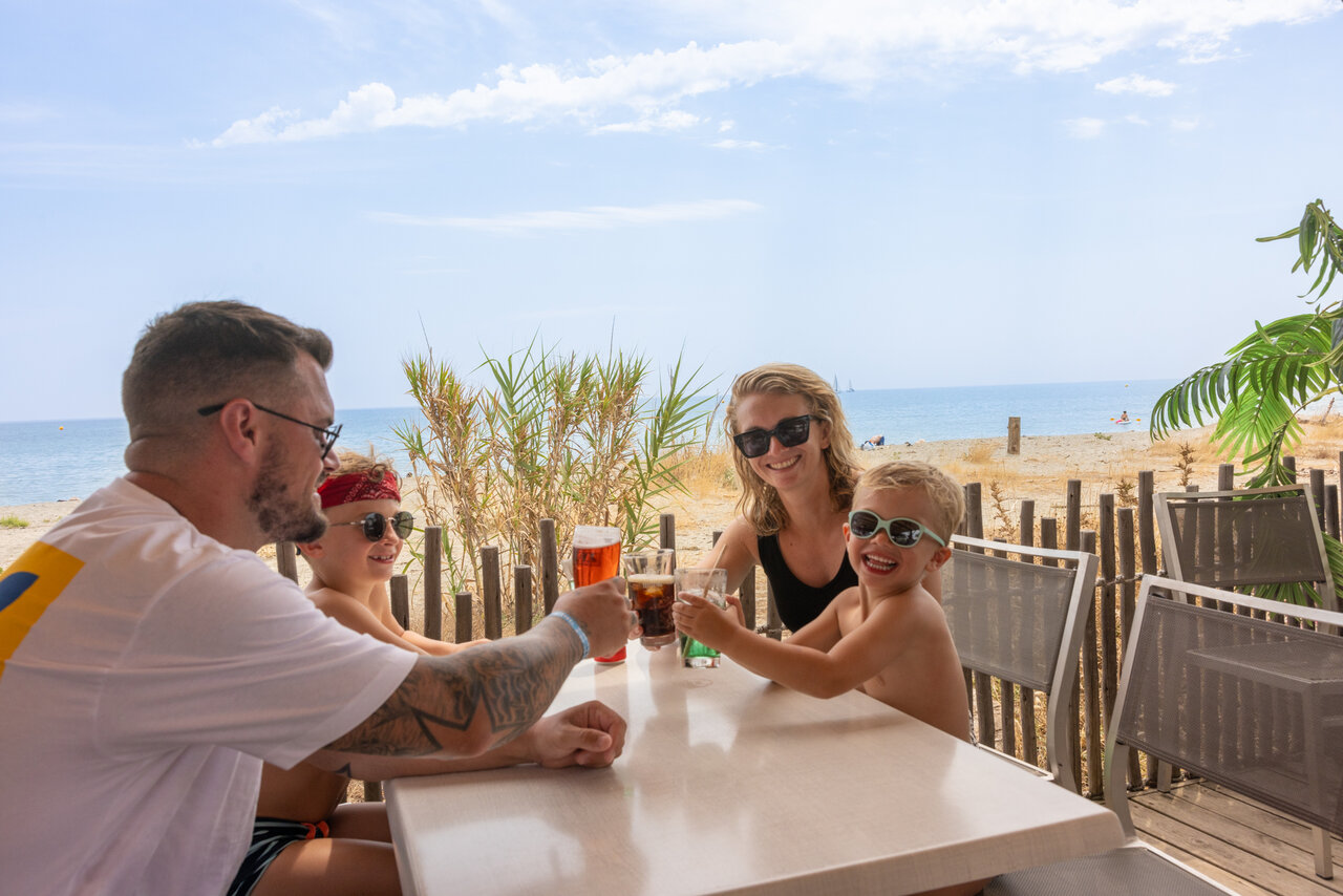 Famille au bar de plage au camping CAPFUN Marina d'Al�ria � Aleria (20).