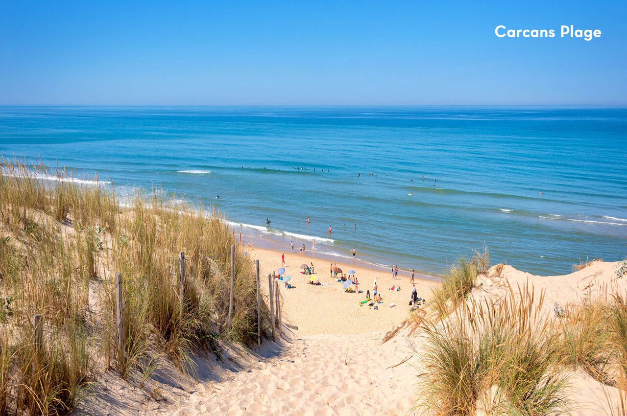 Plage de Carcans avec dunes et oc�an, lieu � visiter en Gironde.