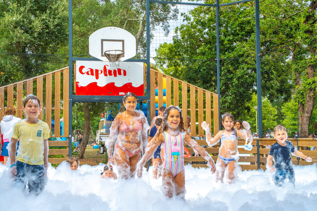 F�te de la mousse pour enfants joyeux au camping CAPFUN Mer � Labenne-Oc�an (40).