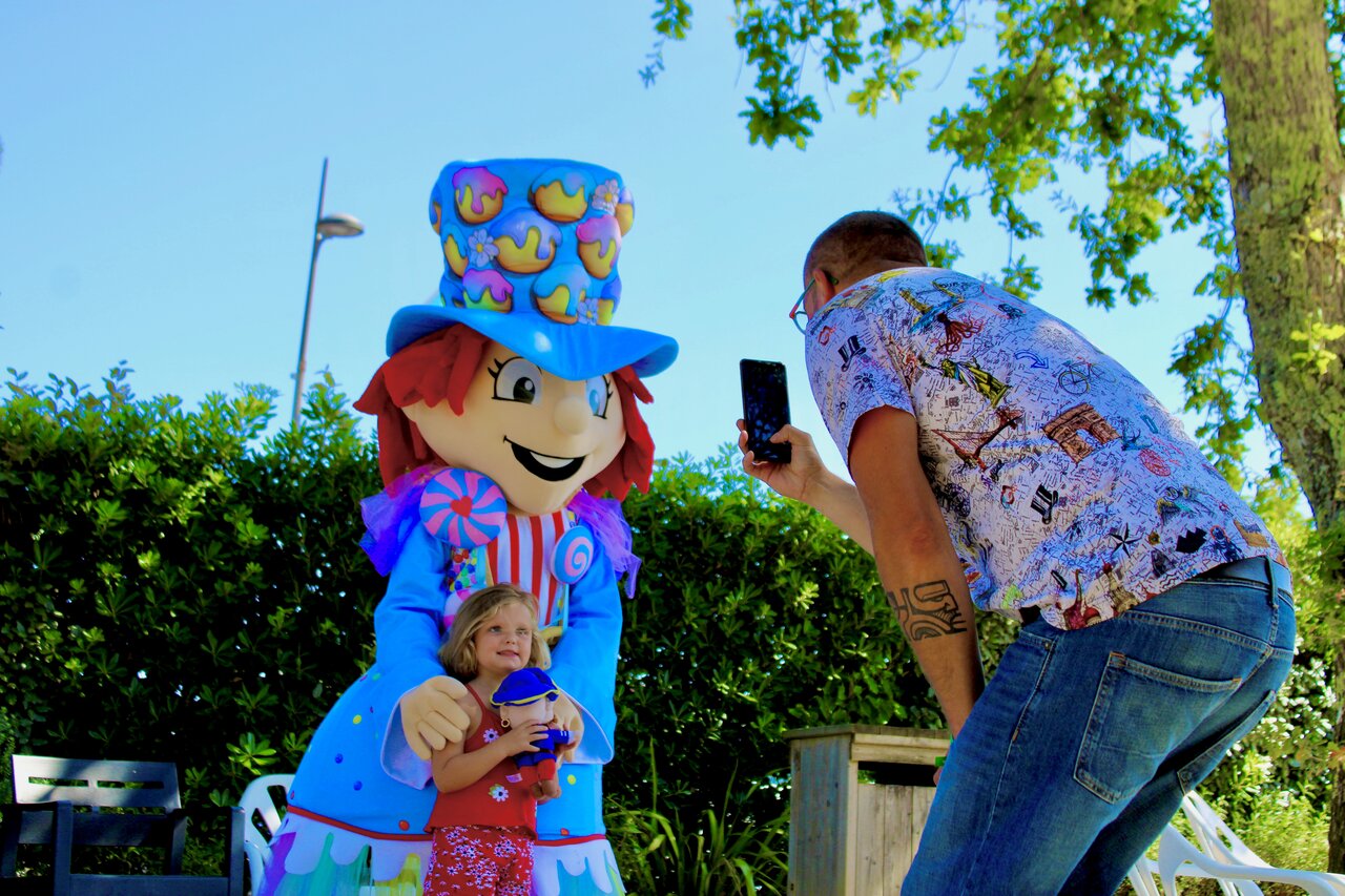 Mascotte color�e avec enfant et parent prenant photo au camping CAPFUN Mer � Labenne-Oc�an (40).