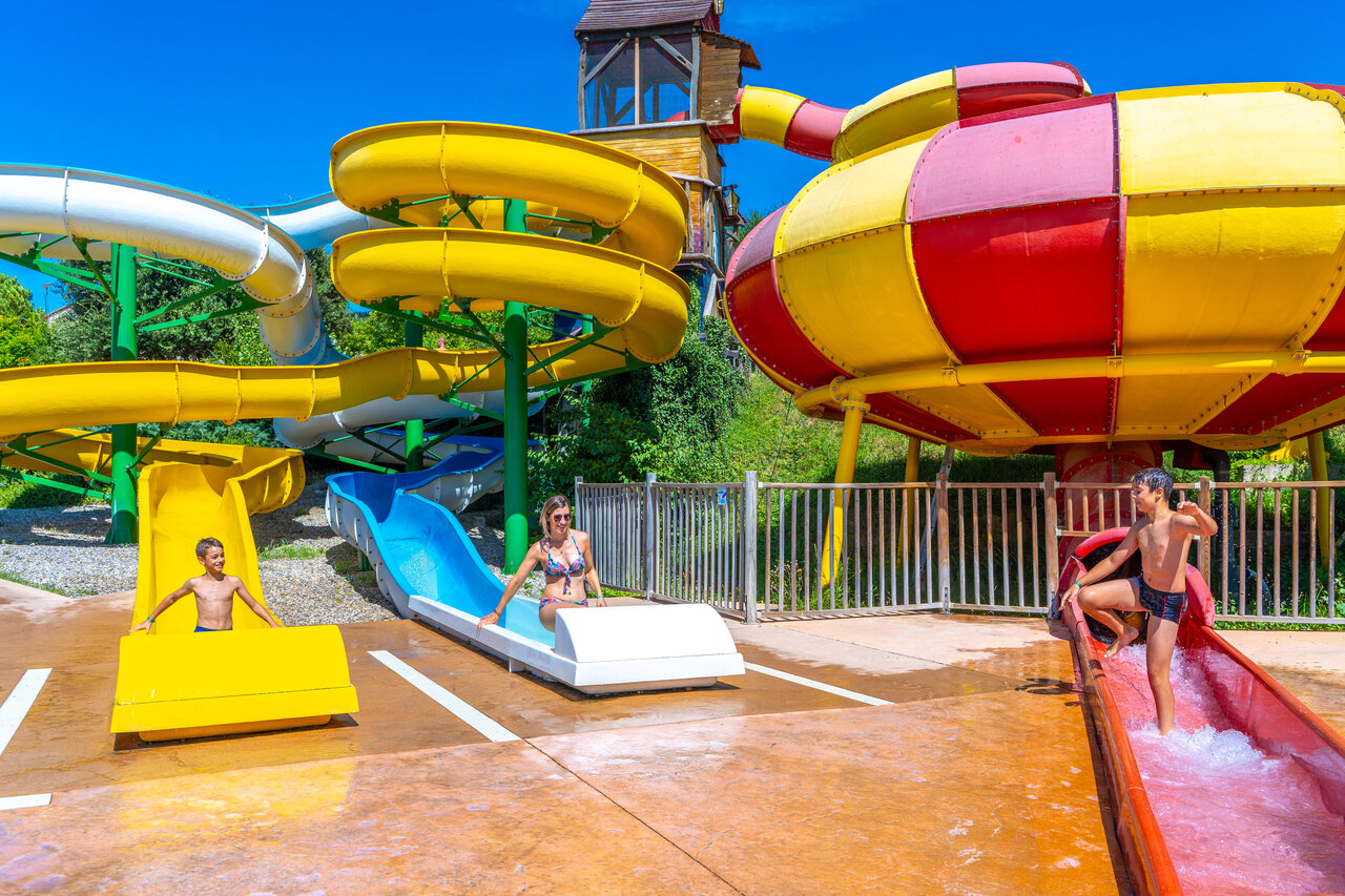 Toboggans aquatiques color�s et jeux d'eau pour enfants au camping CAPFUN Merle Roux � Baix (07).