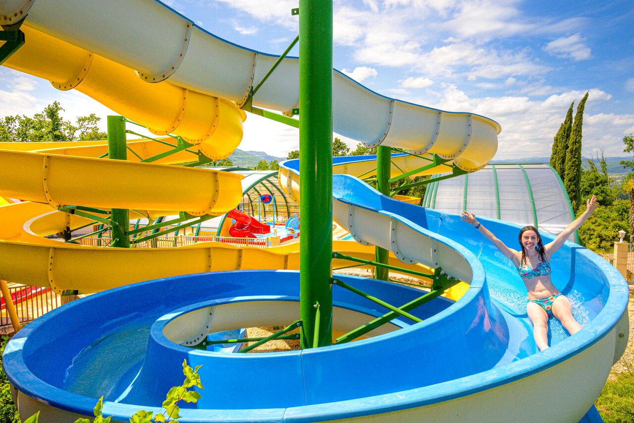 Jeune femme sur toboggan aquatique, parc aquatique CAPFUN Merle Roux, Baix (07).