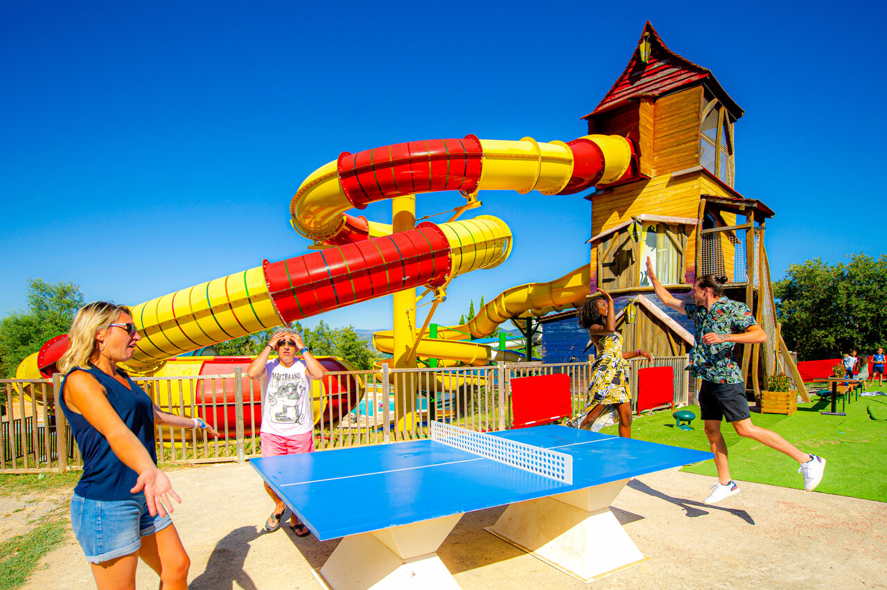Partie de tennis de table, toboggans aquatiques au camping CAPFUN Merle Roux � Baix (07).