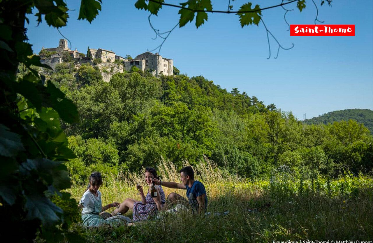 Village m�di�val de Saint-Thom� perch� sur une colline, lieu � visiter en Ard�che.