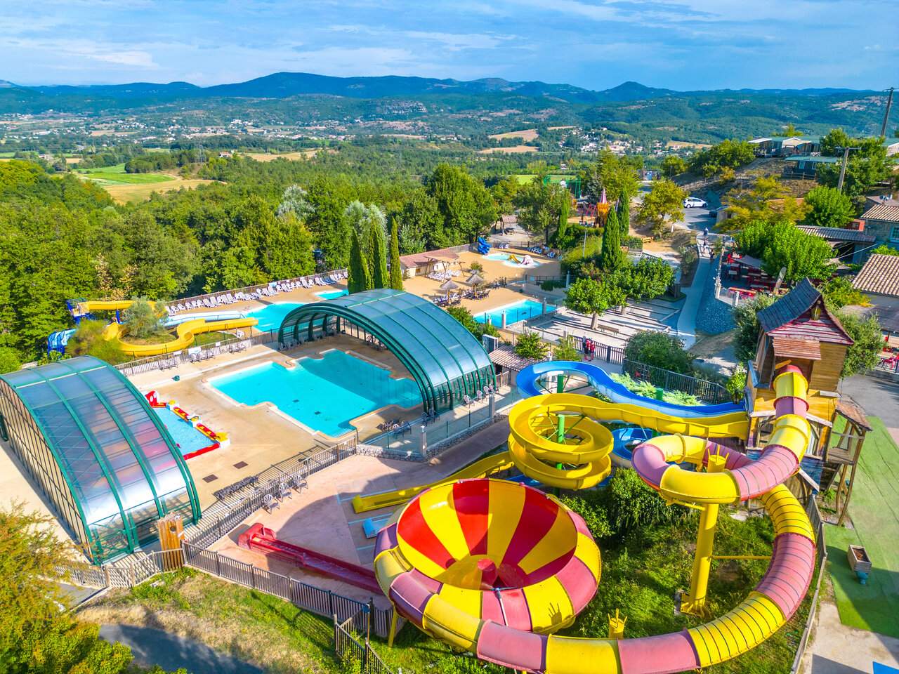 Parc aquatique, toboggans et piscines au camping CAPFUN Merle Roux � Baix (07).