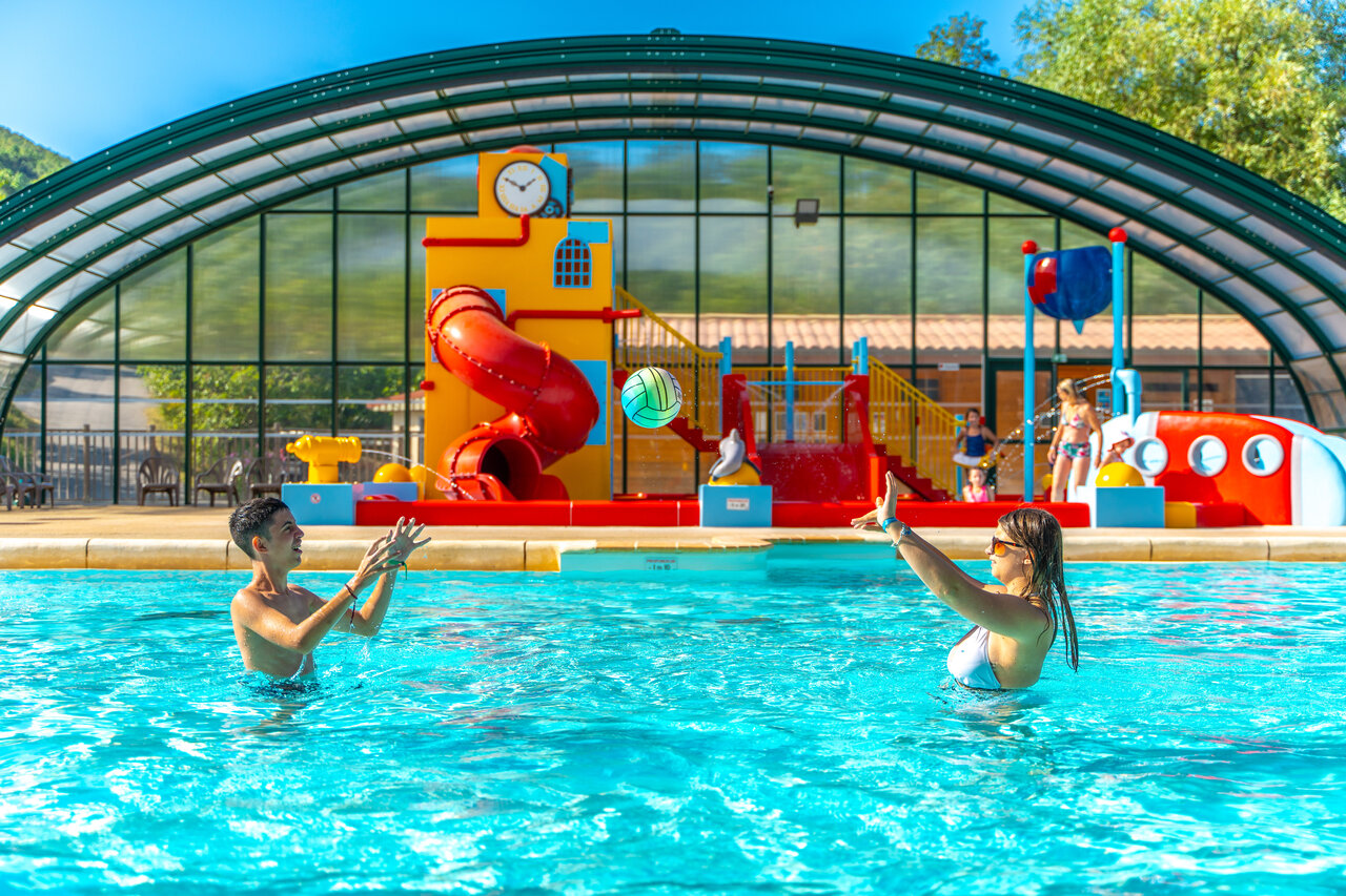 Piscine, toboggan et jeux aquatiques au camping CAPFUN Merle Roux � Baix (07).