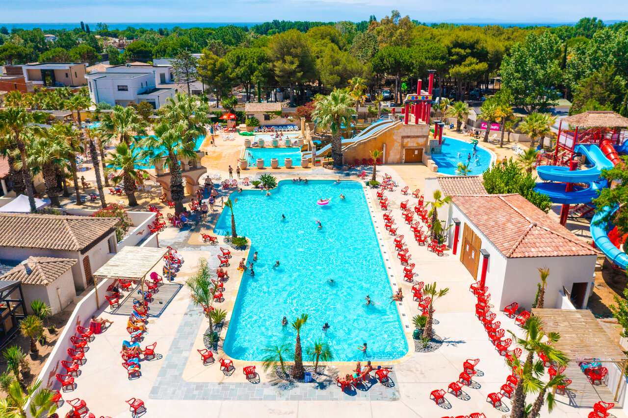 Grand parc aquatique avec toboggans au camping CAPFUN Mer et Soleil � Cap d'Agde.