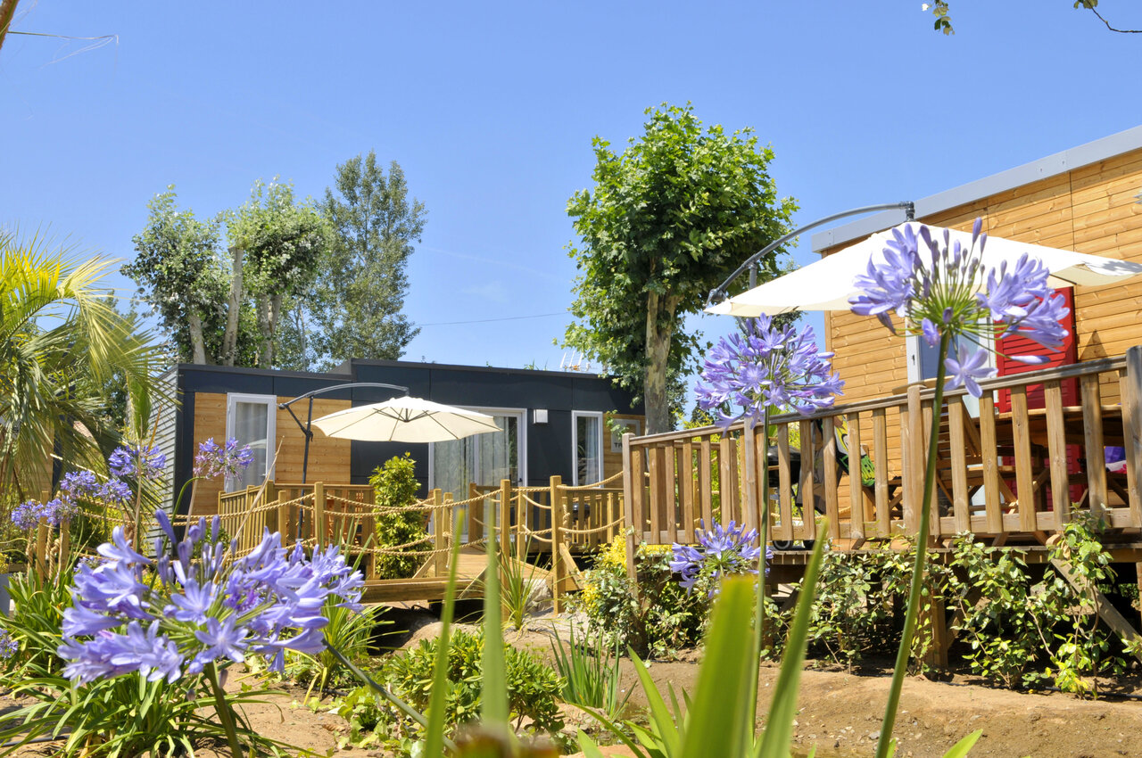 Mobil-homes modernes, terrasses en bois, fleurs, camping CAPFUN Mer et Soleil � Cap d'Agde.