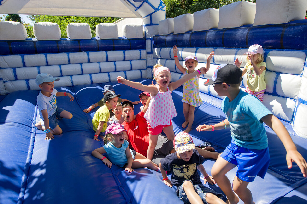 Enfants et animateur sur structure gonflable au camping CAPFUN Mer et Soleil � Cap d'Agde (34).