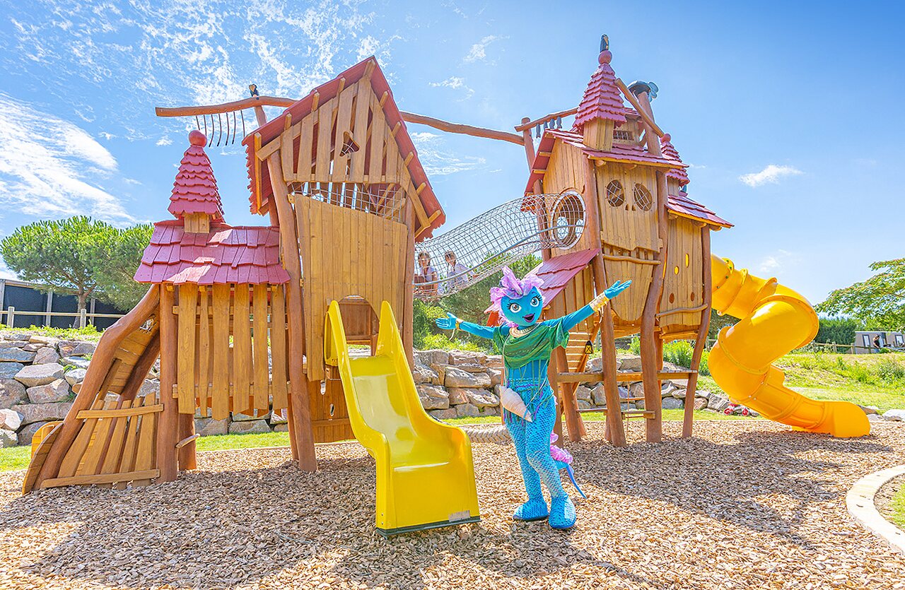 Aire de jeux en bois, toboggans, mascotte au camping VAGUES OCEANES Micheli�re.