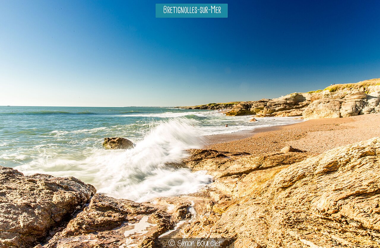 Plage rocheuse et vagues � Br�tignolles-sur-Mer, Vend�e, lieu � visiter.