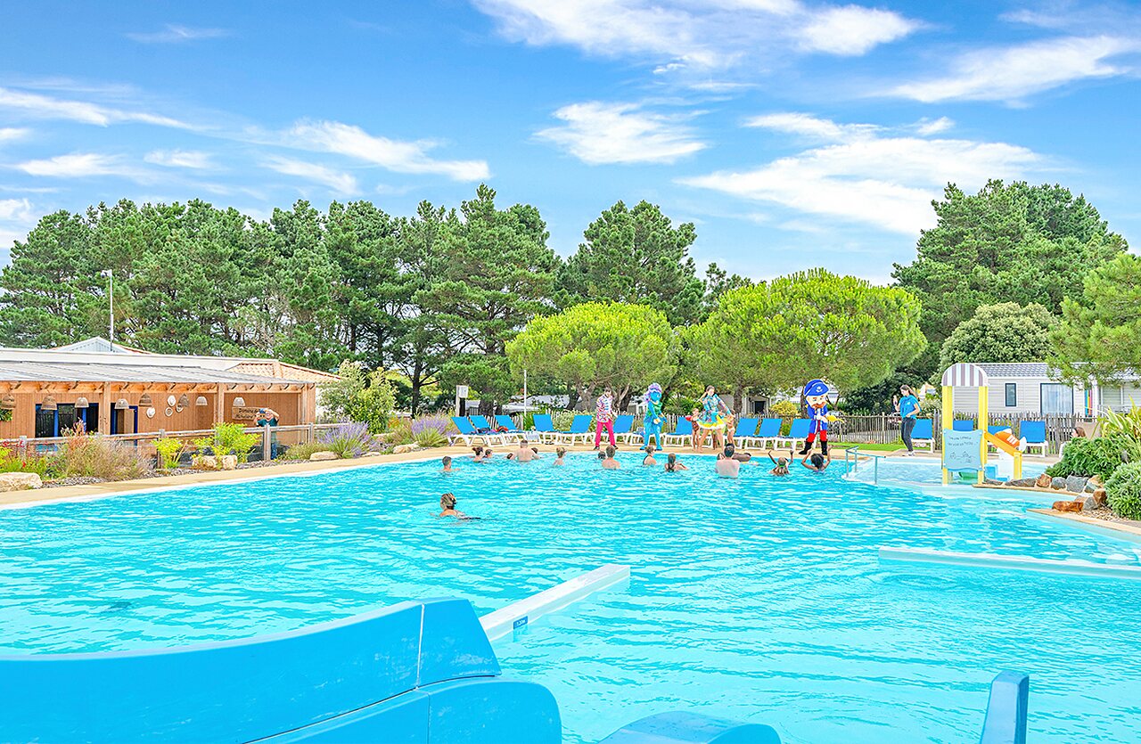 Piscine ext�rieure anim�e avec toboggan et jeux aquatiques au camping VAGUES OCEANES Micheli�re � Givrand (85).