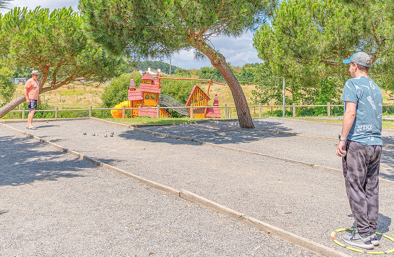 Terrain de p�tanque et aire de jeux au camping VAGUES OCEANES Micheli�re � Givrand (85).
