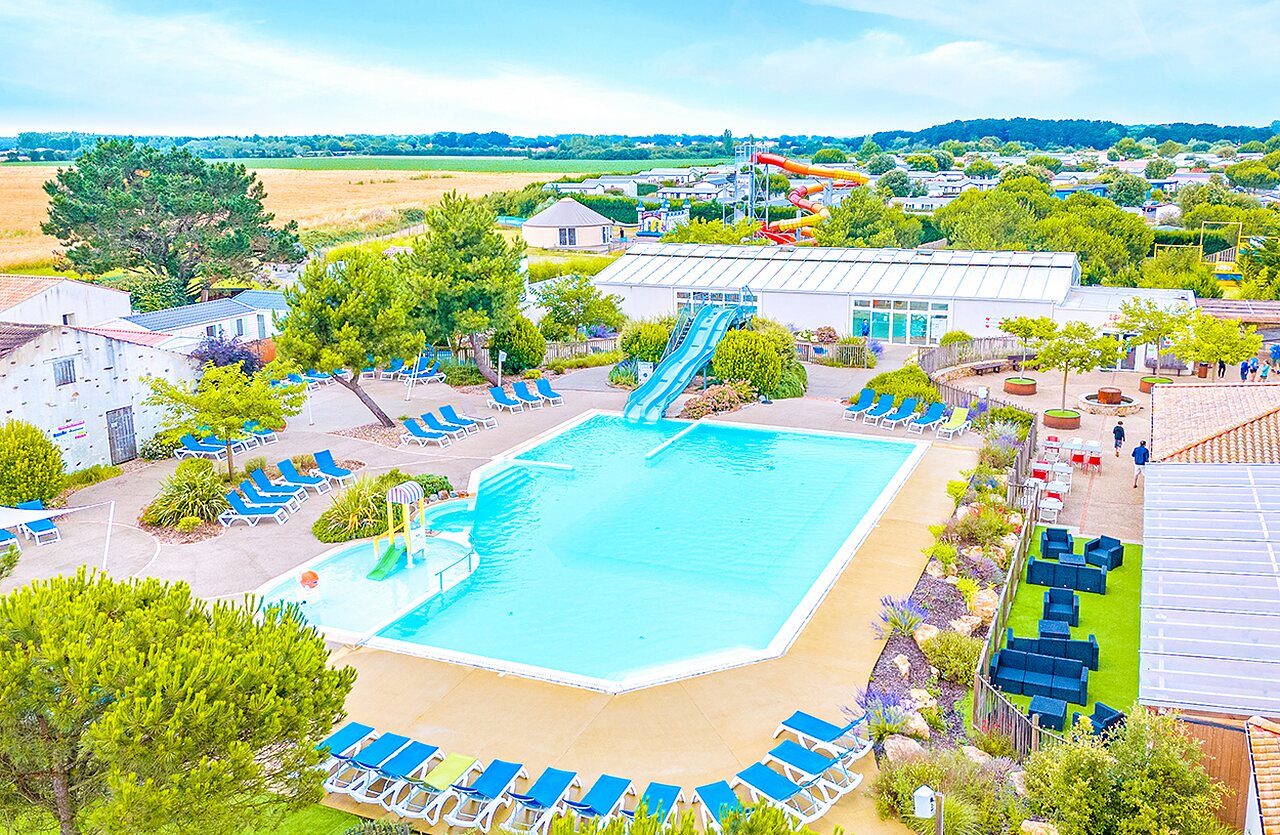 Piscine ext�rieure, toboggans et transats au camping VAGUES OCEANES Micheli�re � Givrand (85).
