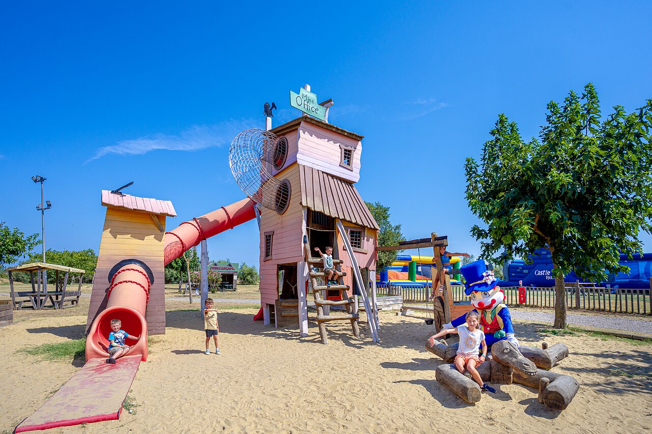 Aire de jeux, toboggan et mascotte au camping CAPFUN Mille P�pites � Carnon.