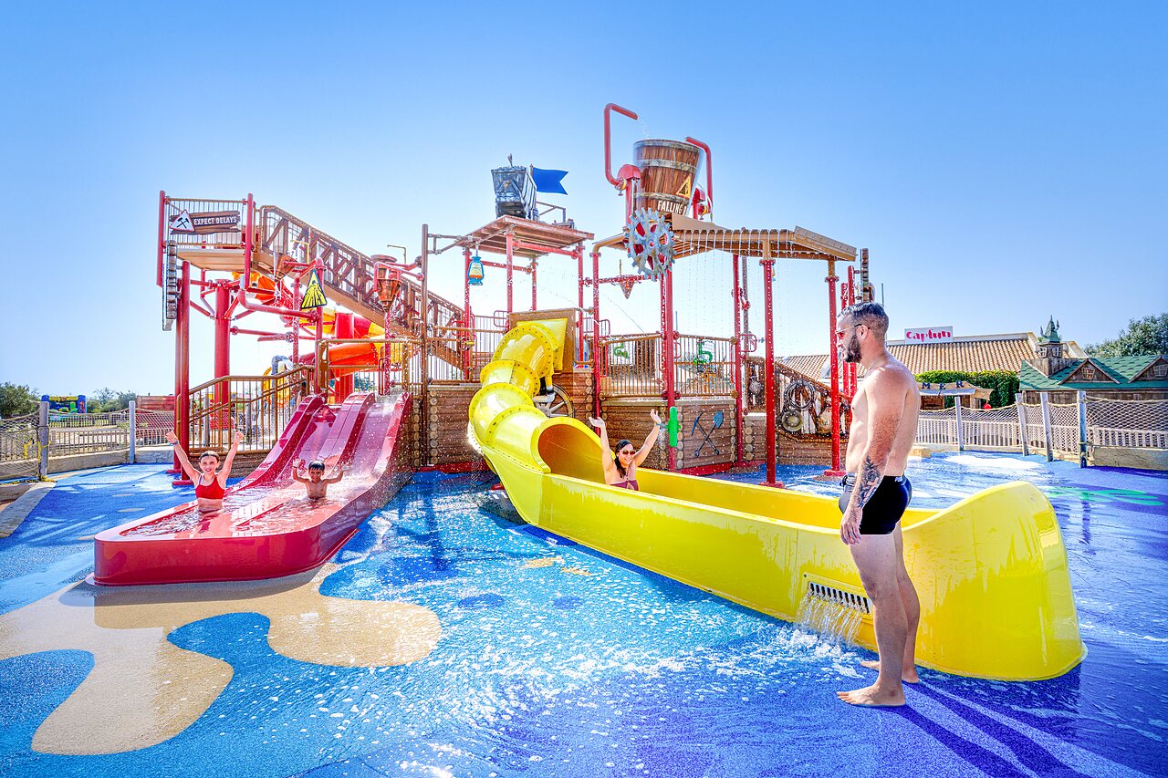 Parc aquatique avec toboggans et seau g�ant au camping CAPFUN Mille P�pites � Carnon (34).