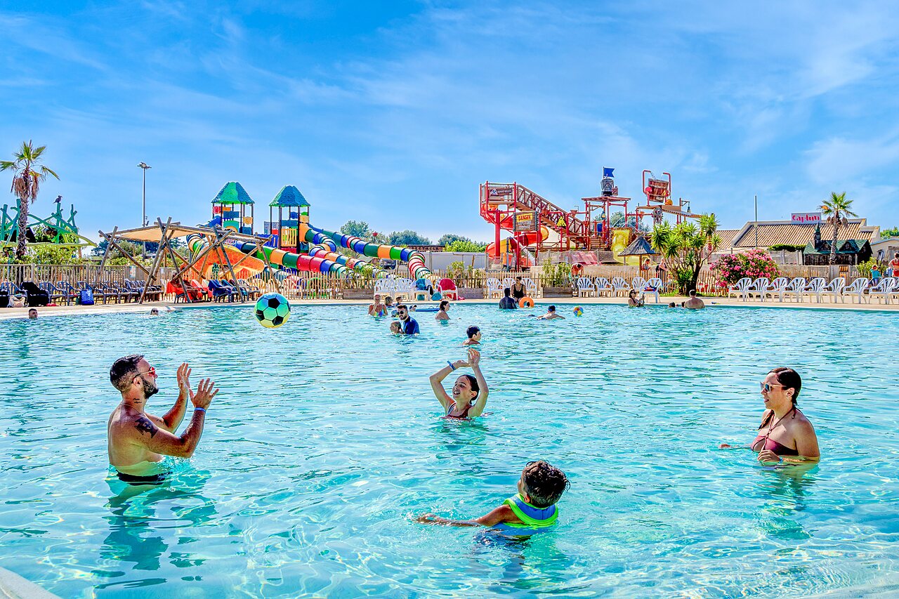 Piscine ext�rieure, toboggans color�s et jeux aquatiques au camping CAPFUN Mille P�pites � Carnon (34).
