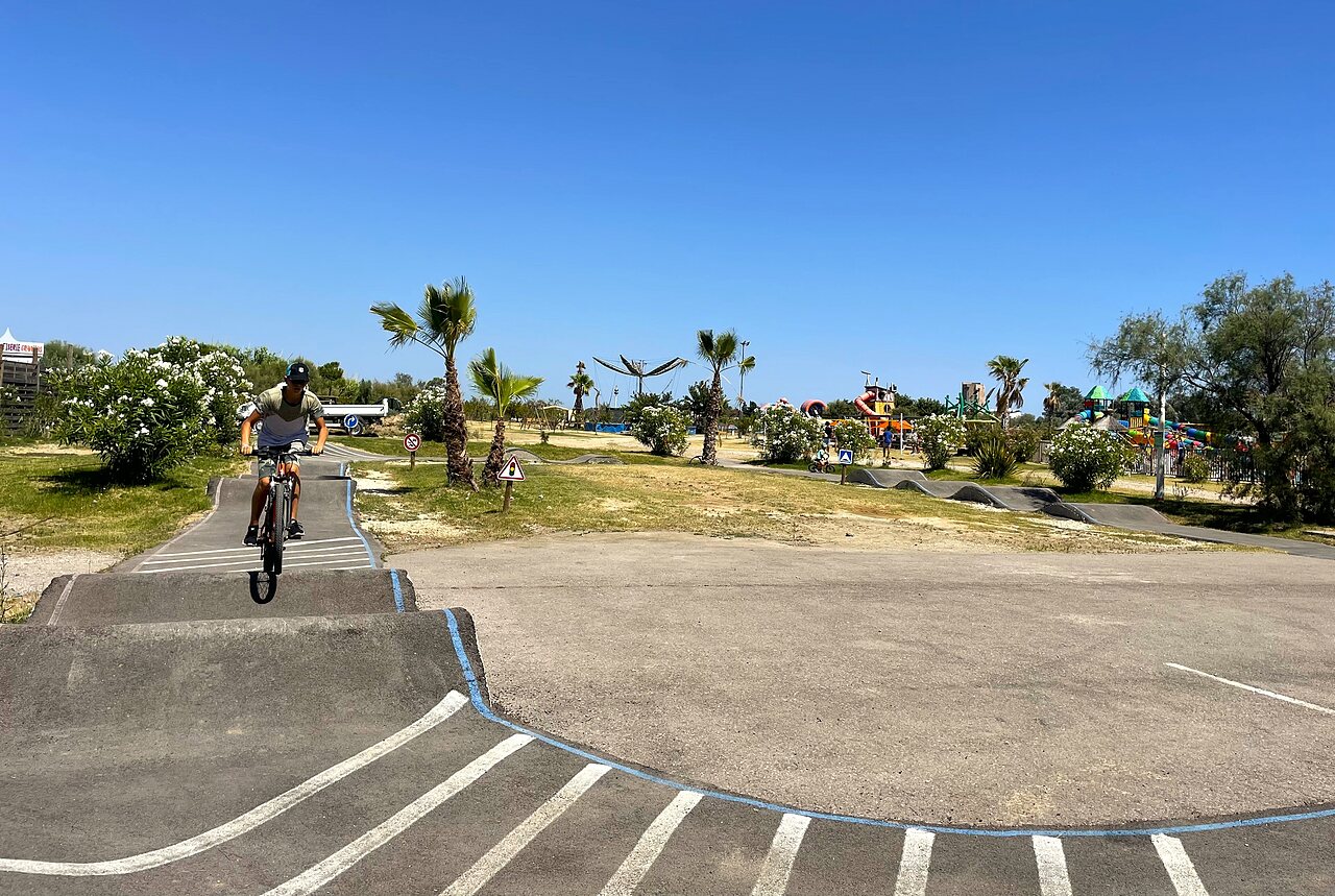 Piste de pump track pour v�lo au camping CAPFUN Mille P�pites � Carnon (34).