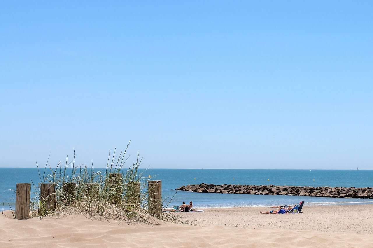 Plage de sable fin, mer bleue et dunes, au camping CAPFUN Mille P�pites � Carnon (34).