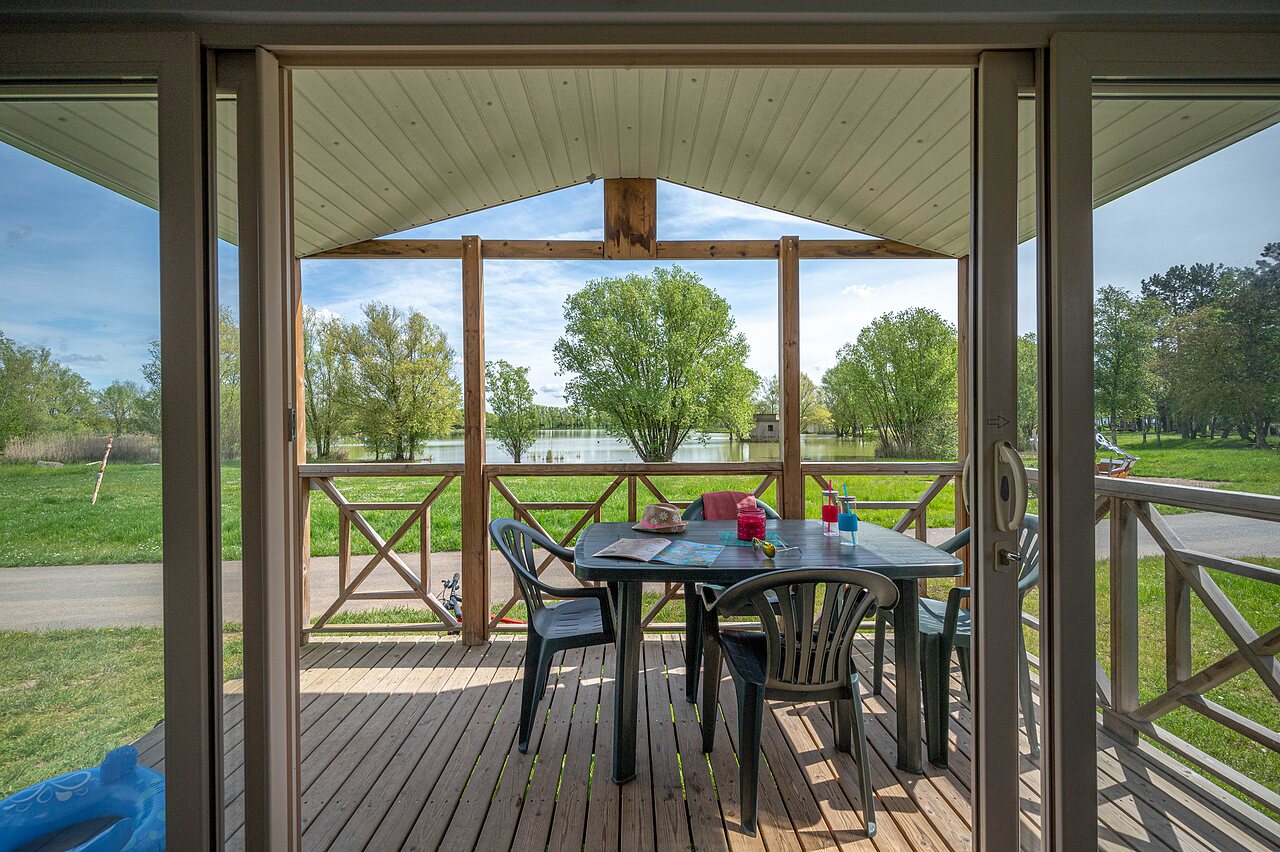 Terrasse Mobil-home, vue lac au camping CAPFUN Mirabelle � VOLSTROFF (57).