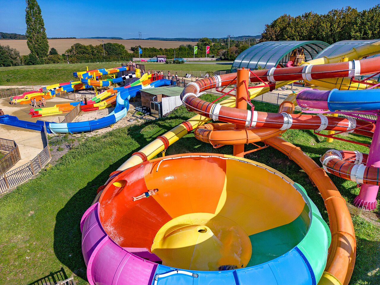 Toboggans aquatiques color�s et jeux d'eau au camping CAPFUN Mirabelle � VOLSTROFF (57).