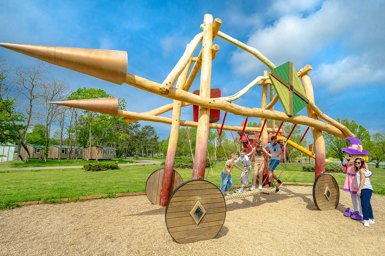 Grande structure de jeux en bois avec enfants et mascotte au camping CAPFUN Mirabelle � VOLSTROFF (57).