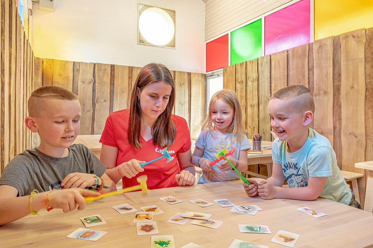 Jeu de soci�t� avec enfants et animateur au camping CAPFUN Mirabelle � VOLSTROFF.