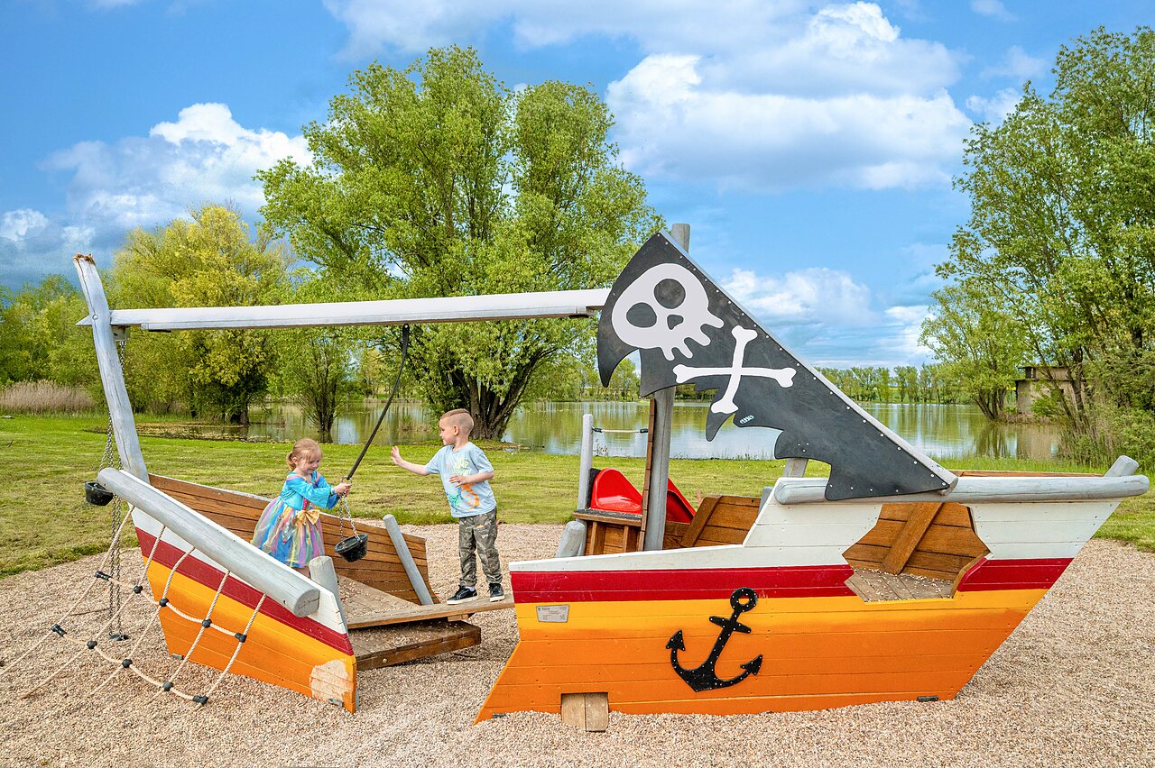 Aire de jeux bateau pirate avec enfants au camping CAPFUN Mirabelle � VOLSTROFF (57).