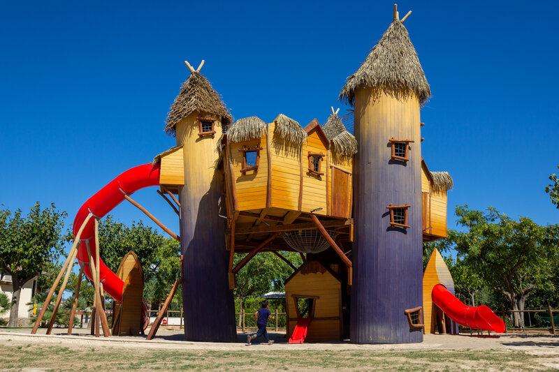 Jeu Carabouille - Grande structure de jeux en bois avec toboggans rouges au camping CAPFUN Mirmanda � Cambrils - Vinyols i els Arcs (43).