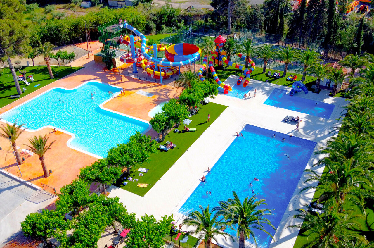 Piscines ext�rieures avec toboggans aquatiques color�s au camping CAPFUN Mirmanda � Cambrils - Vinyols i els Arcs (43).